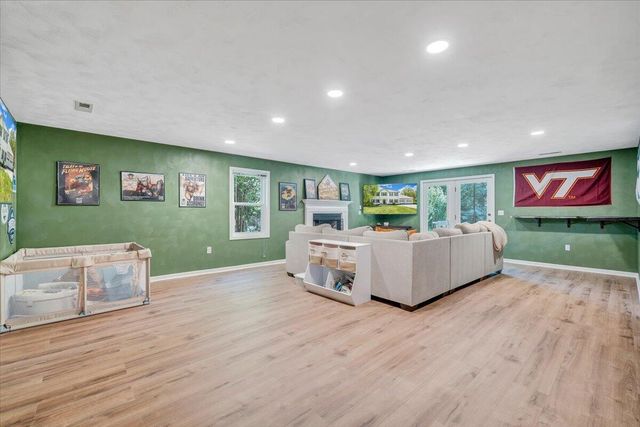 2932 W Club DR, Salem, VA 24153
