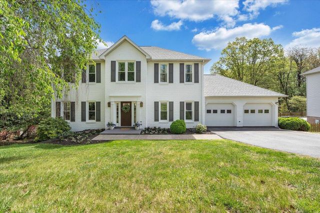 2932 W Club DR, Salem, VA 24153
