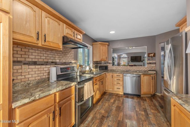 14 Mapleridge Avenue, Halfmoon, NY 12065