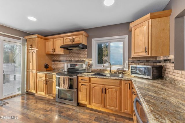 14 Mapleridge Avenue, Halfmoon, NY 12065