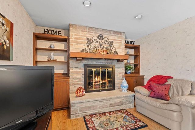 6433 S 121st STREET, Franklin, WI 53132