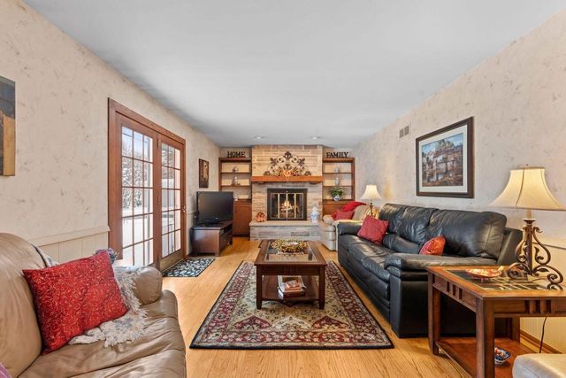 6433 S 121st STREET, Franklin, WI 53132