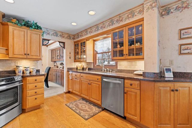 6433 S 121st STREET, Franklin, WI 53132