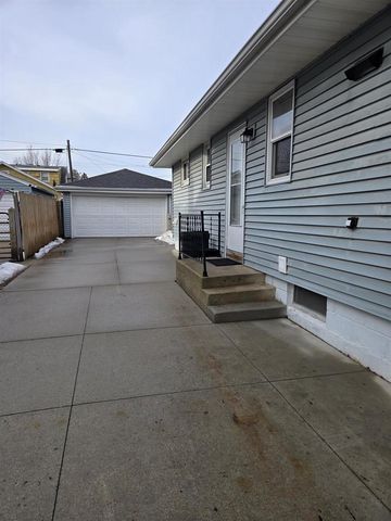 1230 S 31ST STREET, Manitowoc, WI 54220