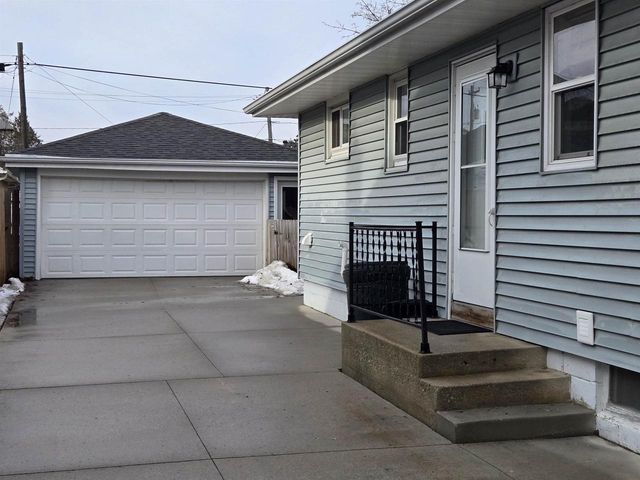 1230 S 31ST STREET, Manitowoc, WI 54220