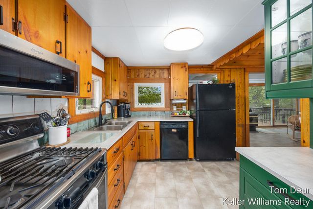 8175 S Island View Drive, Newaygo, MI 49337