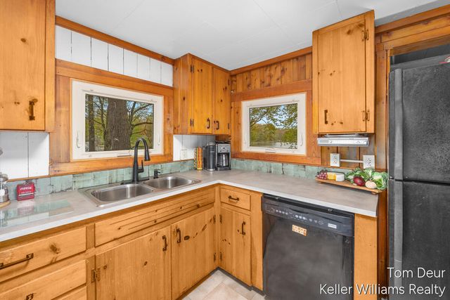 8175 S Island View Drive, Newaygo, MI 49337