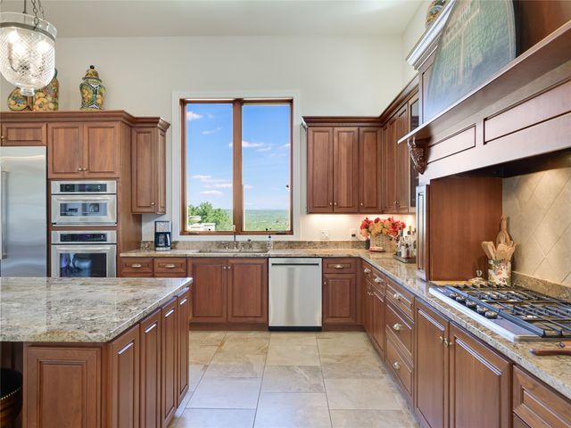 27206 Waterfall Hill PKWY, Spicewood, TX 78669