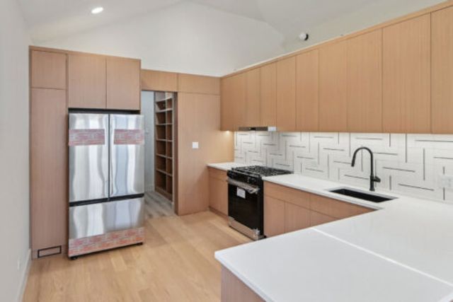 7930 S Kenwood Avenue, Chicago, IL 60619