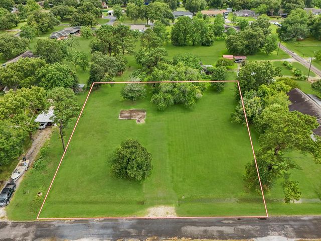 702 Tinkler Street, Anahuac, TX 77514