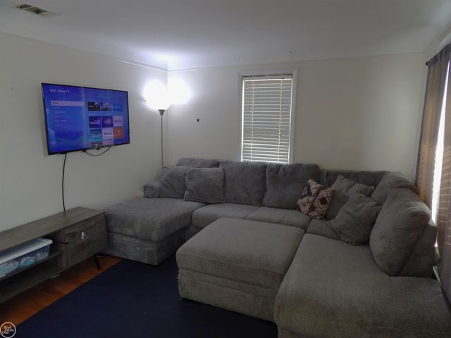 25143 Lawn Street, Roseville, MI 48066
