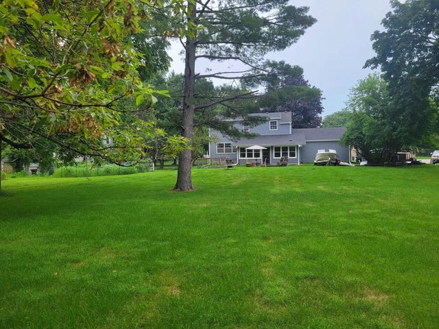 686 S Concord ROAD, Oconomowoc, WI 53066