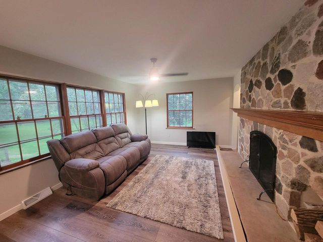 686 S Concord ROAD, Oconomowoc, WI 53066