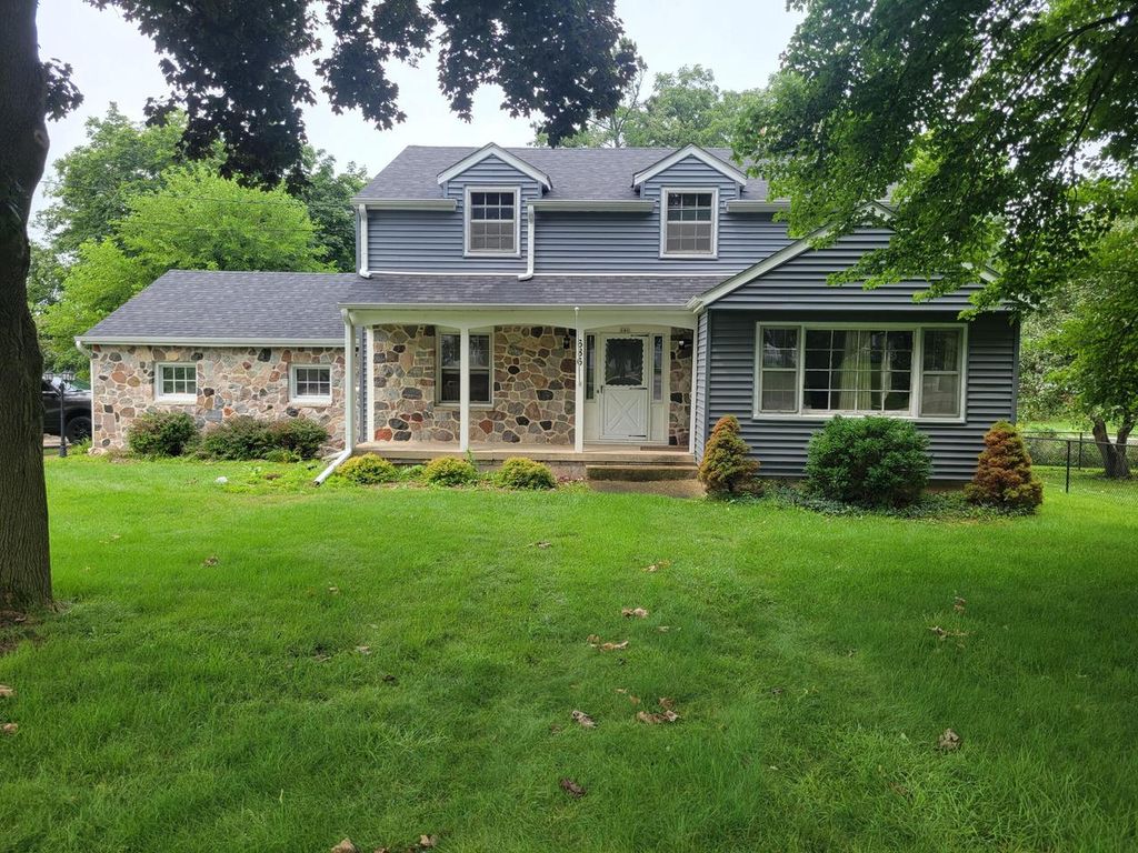 686 S Concord ROAD, Oconomowoc, WI 53066