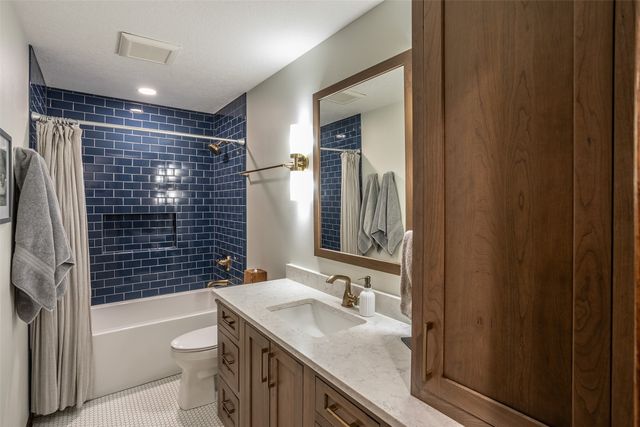 7108 Holcomb Avenue, Urbandale, IA 50322