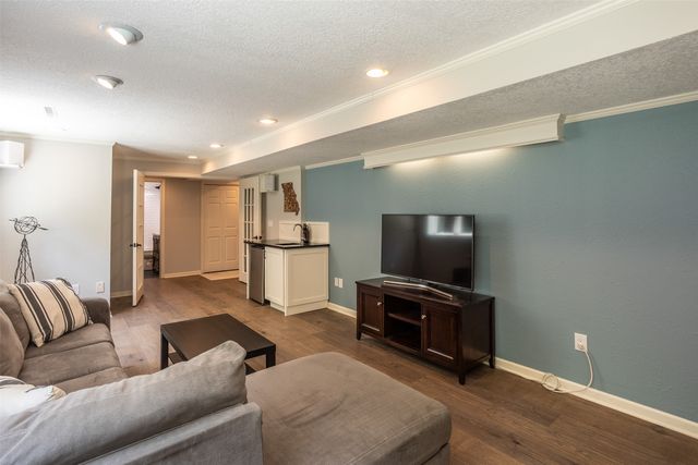 7108 Holcomb Avenue, Urbandale, IA 50322