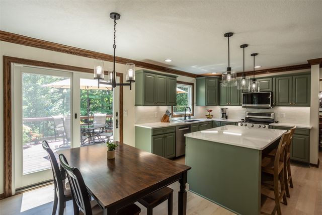 7108 Holcomb Avenue, Urbandale, IA 50322