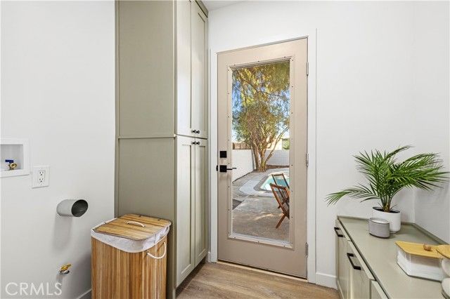 15933 Haynes Street, Van Nuys (los Angeles), CA 91406