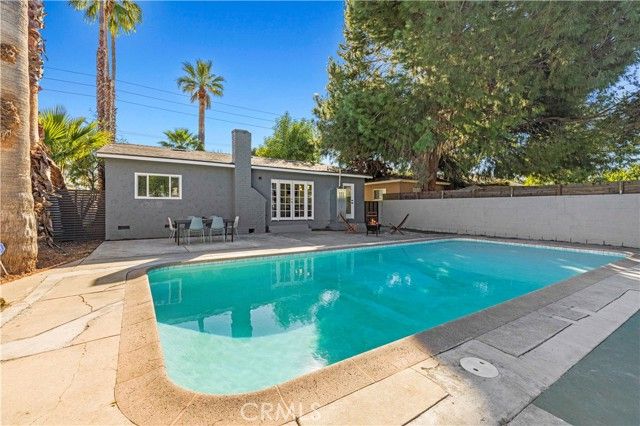 15933 Haynes Street, Van Nuys (los Angeles), CA 91406