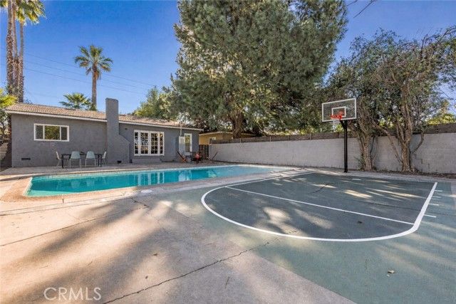 15933 Haynes Street, Van Nuys (los Angeles), CA 91406