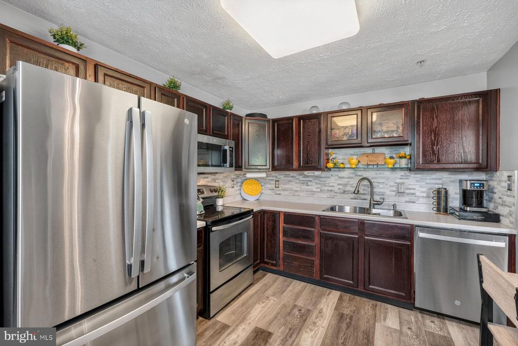 Image 10 of property listing at 697 WINDING STREAM WAY #201, Odenton, MD 21113
