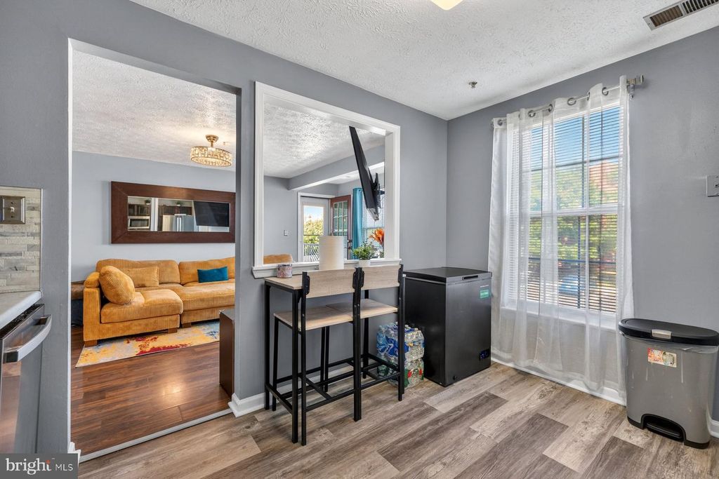 Image 11 of property listing at 697 WINDING STREAM WAY #201, Odenton, MD 21113