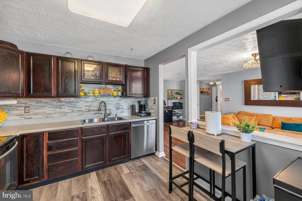 Image 12 of property listing at 697 WINDING STREAM WAY #201, Odenton, MD 21113