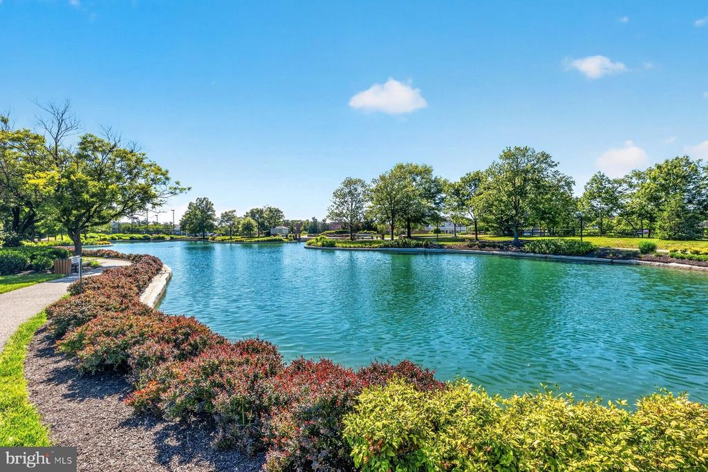 Image 27 of property listing at 697 WINDING STREAM WAY #201, Odenton, MD 21113