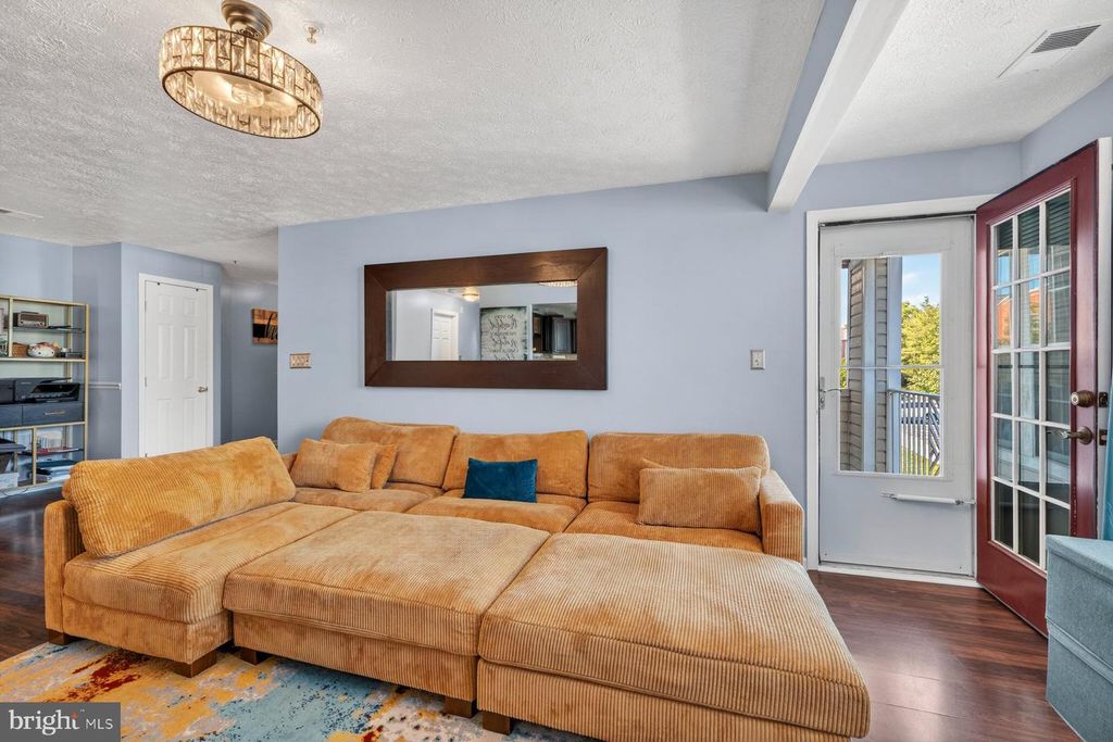 Image 3 of property listing at 697 WINDING STREAM WAY #201, Odenton, MD 21113
