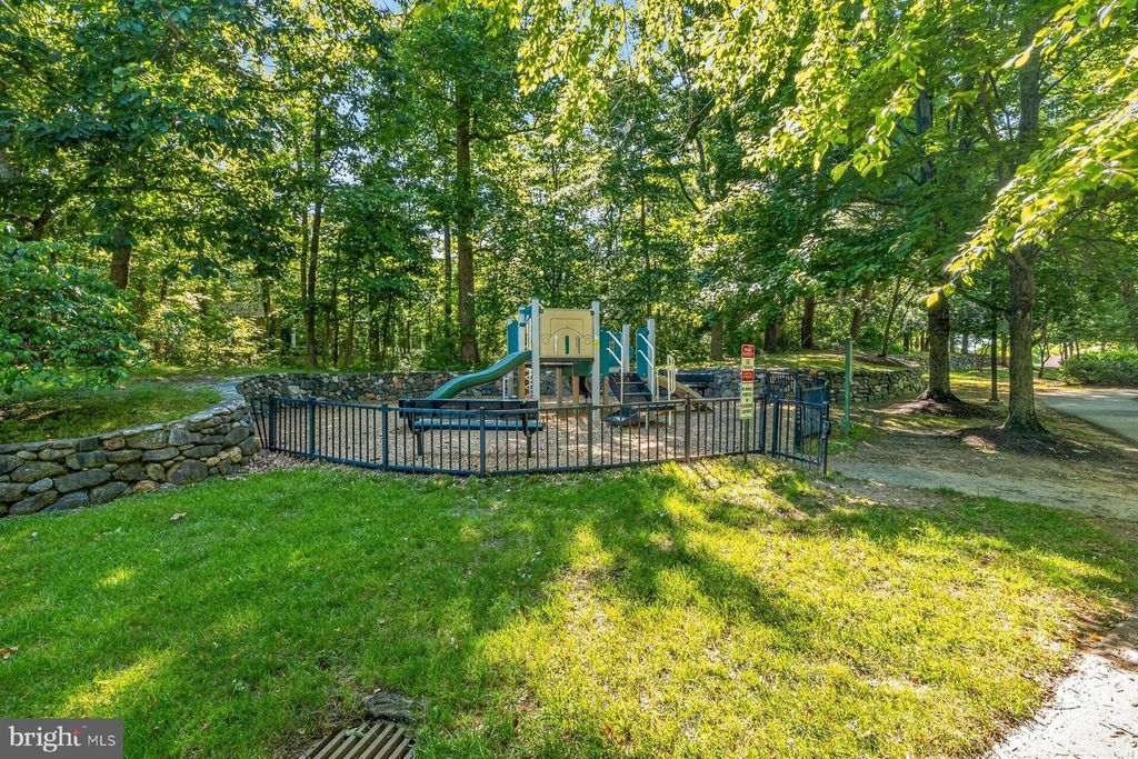 Image 31 of property listing at 697 WINDING STREAM WAY #201, Odenton, MD 21113