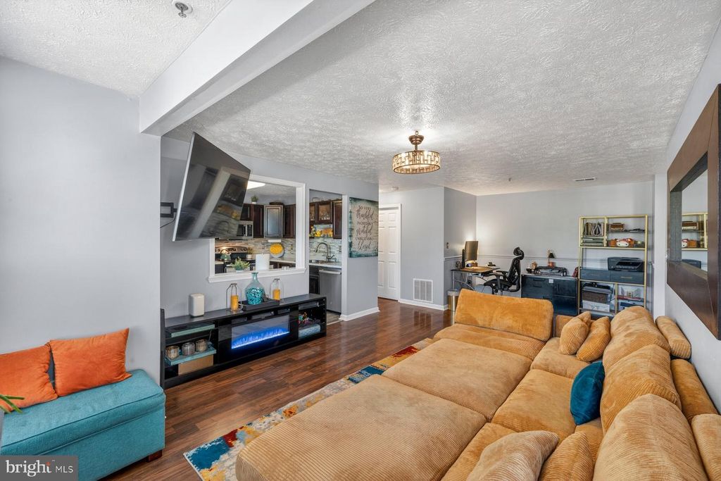Image 4 of property listing at 697 WINDING STREAM WAY #201, Odenton, MD 21113