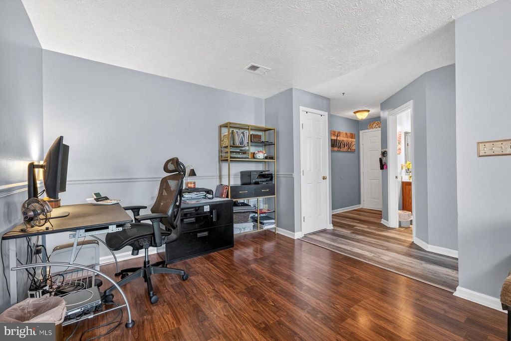 Image 6 of property listing at 697 WINDING STREAM WAY #201, Odenton, MD 21113