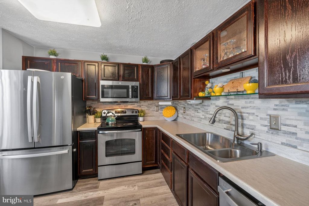 Image 8 of property listing at 697 WINDING STREAM WAY #201, Odenton, MD 21113