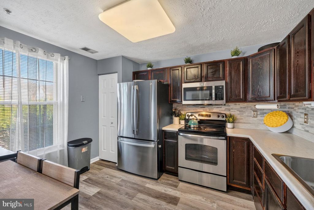 Image 9 of property listing at 697 WINDING STREAM WAY #201, Odenton, MD 21113