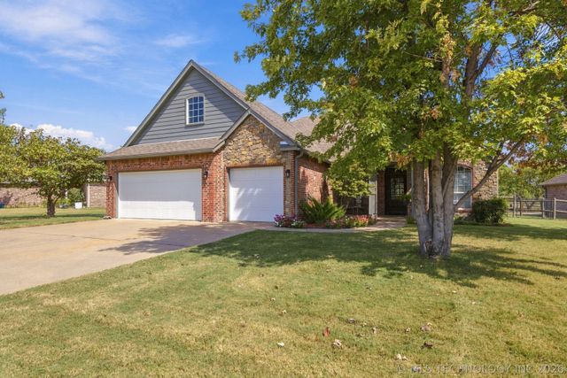 26585 Columbia Crest Drive, Claremore, OK 74019