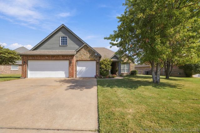 26585 Columbia Crest Drive, Claremore, OK 74019
