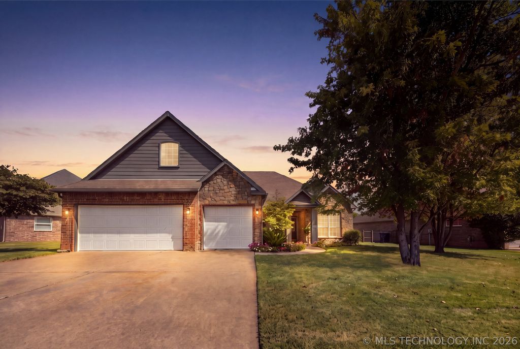 26585 Columbia Crest Drive, Claremore, OK 74019