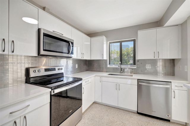 2190 NE 51 ST Court 204, Fort Lauderdale, FL 33308