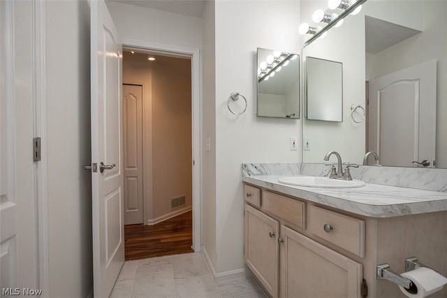390 Vista Lane, Aurora, OH 44202