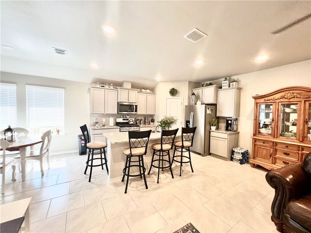 114 Donegal St, Sinton, TX 78387