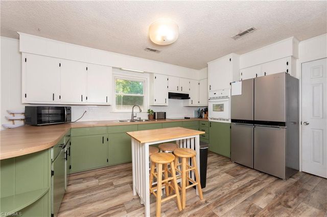 1012 H E Renegar Drive, Yadkinville, NC 27055