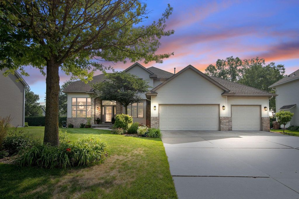 1334 Berwick Lane, Mahtomedi, MN 55115