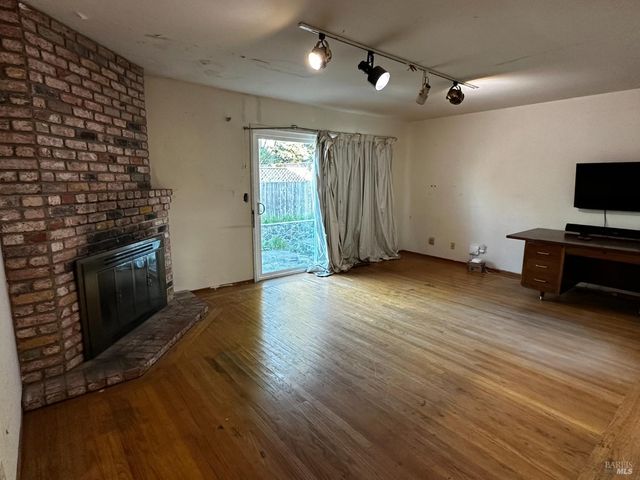 2314 Olympia Dr, Santa Rosa, CA 95405