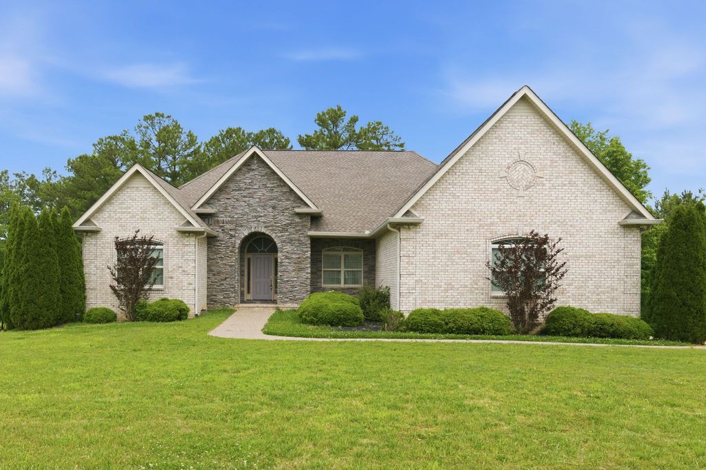 528 Country Club Drive, Dickson, TN 37055