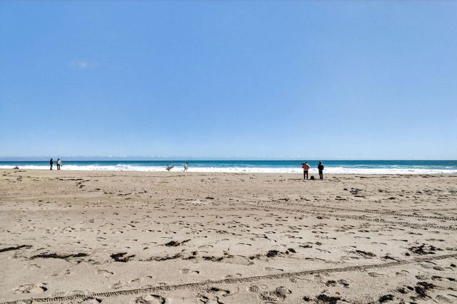 33 Ocean Avenue 202, Palm Beach Shores, FL 33404