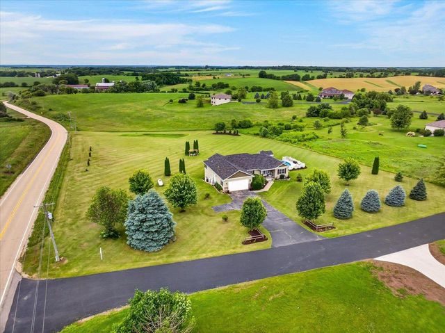 W7620 County Road H, New Glarus, WI 53574
