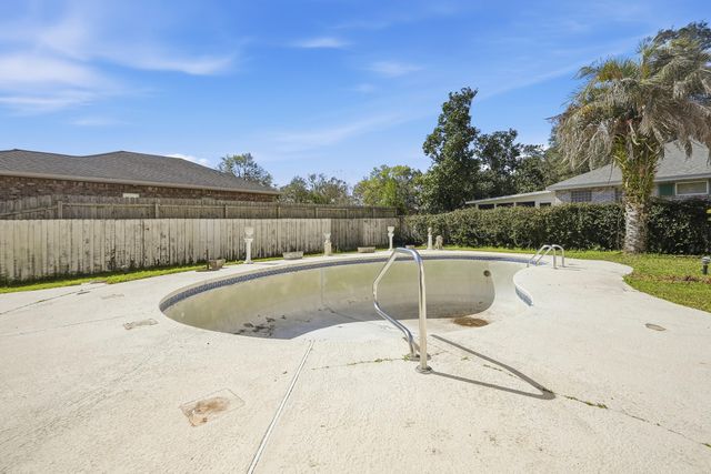 588 Mooney Road, Fort Walton Beach, FL 32547