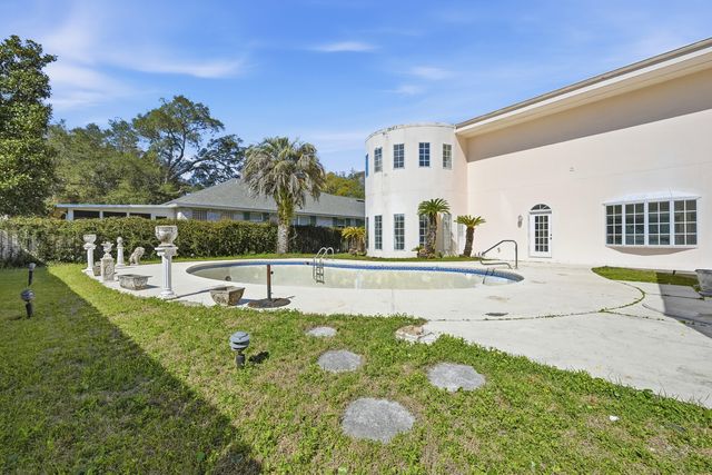 588 Mooney Road, Fort Walton Beach, FL 32547