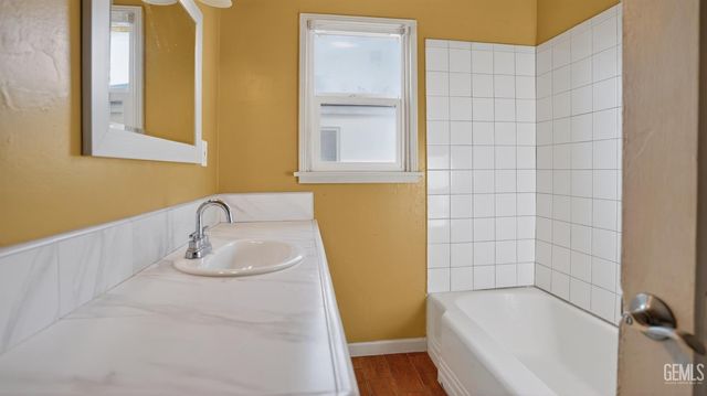 906 2nd Street, Bakersfield, CA 93304
