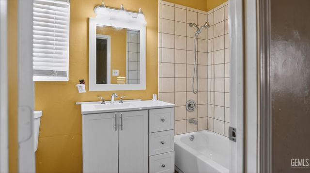 906 2nd Street, Bakersfield, CA 93304